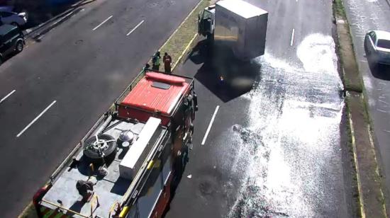 Vista aérea del camión de Bomberos y de Medicina Legal, tras el accidente en la vía Panamericana Norte, Quito, el 16 de febrero de 2024.