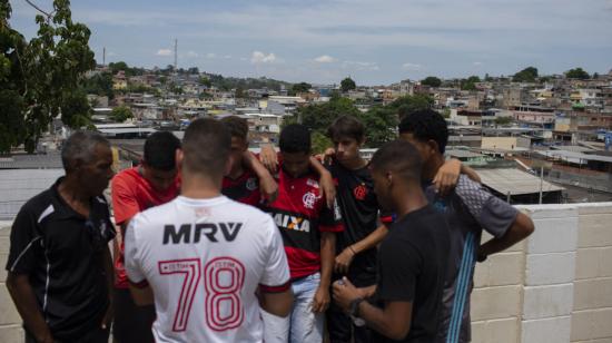 Familiares y amigos del futbolista del Flamengo brasileño Samuel Thomas, de 15 años, víctima del incendio en las instalaciones de entrenamiento del club que mató a 10 menores y dejó varios heridos el pasado 8 de febrero de 2019.