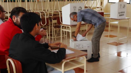 Imagen referencial de un ciudadano votando en las pasadas elecciones, Quito, octubre de 2023.