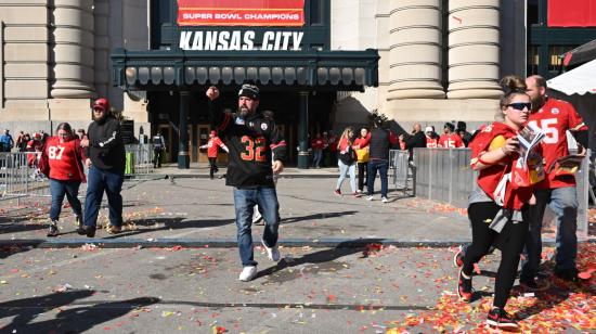 Hinchas de los Kansas City Chiefs después del tiroteo, miércoles 14 de febrero de 2024.