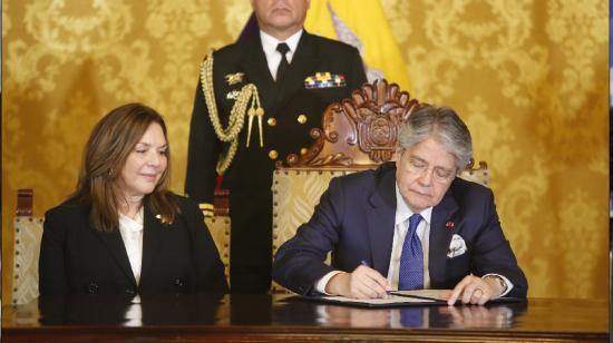 El expresidente Guillermo Lasso firma últimos decretos en Carondelet el 22 de noviembre de 2023.