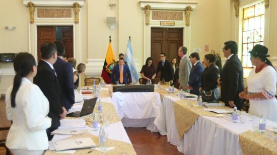 Imagen referencial del presidente Daniel Noboa en una reunión con funcionarios en Guayaquil, el 16 de febrero de 2024. 