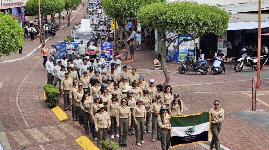 Guardaparques y vehículos en el desfile por los 51 años de provincialización de Galápagos el 16 de febrero de 2024.