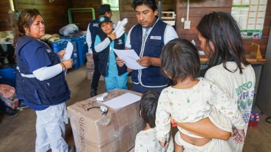 Brigadistas peruanas en una campaña de vacunación a niños en febrero 2024.