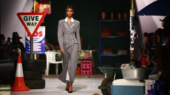 Una modelo presenta la creación del doseñador británico nigeriano Tolu Coker durante la Semana de la Moda en Londres, en febrero del 2024.