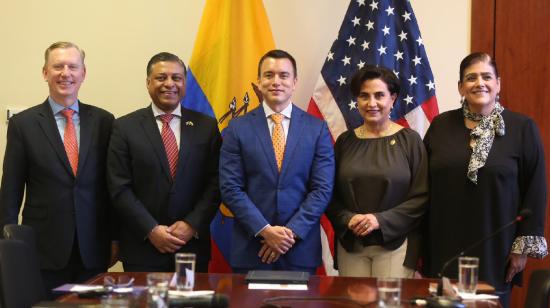 El presidente Daniel Noboa junto a la Canciller y Ministra de Gobierno posan con el embajador Fitzpatrick y  Rahul Gupta, jefe antidrogas de la Casa Blanca, el 16 de febrero de 2024.
