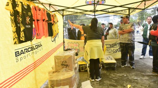 Hinchas de Barcelona SC se acercan al estadio Atahualpa para comprar las entradas para la Noche Amarilla, el 22 de febrero de 2024. 