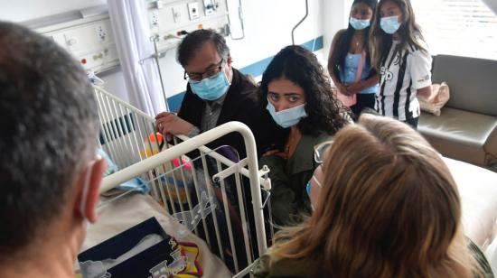 El presidente de Colombia, Gustavo Petro, junto a su hija Sofía, en la visita en un hospital en la Amazonía colombiana, el 10 de junio de 2023.