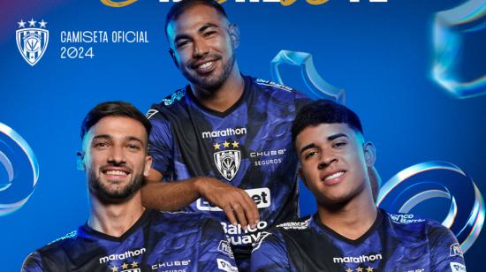 Lautaro Díaz, Junior Sornoza y Kendry Páez posando con la nueva camiseta de IDV, 17 de febrero de 2024.