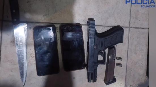 Armas y celulares fueron decomisados después de una persecución policial en Durán, donde se logró herir a un delincuente y detener a otro.