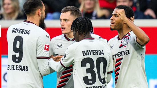 Los jugadores del Bayer Leverkusen celebran un gol, por la Bundesliga, el 17 de febrero de 2024.