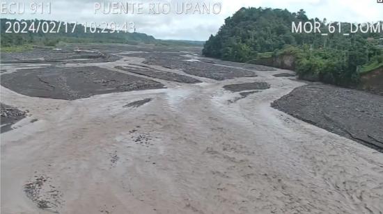 Debido al descenso de lahares, se observa un represamiento en la confluencia de los ríos Upano y Volcán, en la Amazonía, el 17 de febrero de 2024.