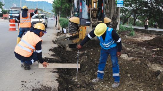 Imagen referencial de trabajadores durante el arreglo de una vía en el norte de Guayaquil, el 17 de febrero de 2024.