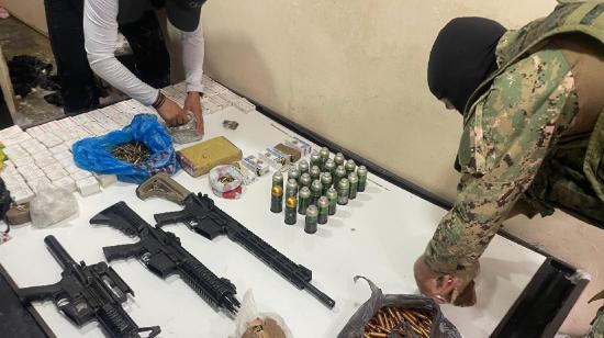 Militares decomisaron armas y explosivos en La Floresta, al sur de Guayaquil.