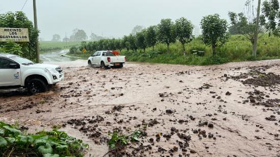 Fuertes lluvias en Galápagos generan estragos en recintos y vías de Santa Cruz.