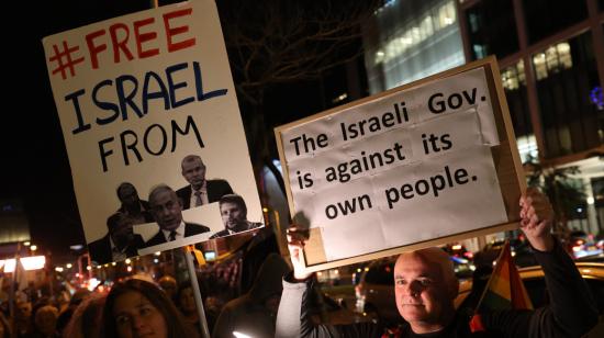 Protesta en contra del gobierno israelí de Benjamín Netanyahu, en Tel Aviv, el 17 de febrero de 2024. 