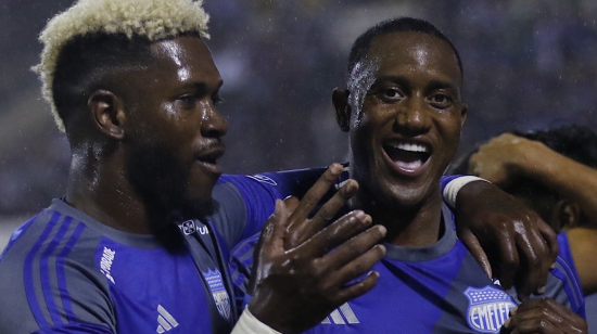 Jaime Ayoví, de Emelec, festeja un gol en la Explosión Azul 2024, en Cuenca, el 17 de febrero.