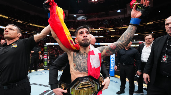 Illia Topuria levanta sus brazos y festeja el título mundial de la UFC, el 17 de febrero de 2024.