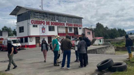 Familiares de Jhon Cerón, desaparecido en la laguna de Mojanda, en los exteriores del Cuerpo de Bomberos de Pedro Moncayo, el 18 de febrero de 2024.