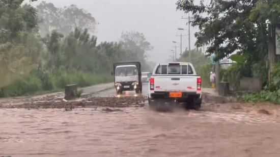 Una fuerte lluvia cayó en la vía Bellavista con el sector de Los Gemelos, en Santa Cruz, Galápagos, el 17 de febrero de 2024.