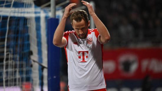 Harry Kane se toma la cabeza durante el partido ante Bochum, el 18 de febrero de 2024.