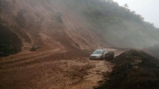 Un vehículo atrapado en el kilómetro 90 de la vía Cuenca-Molleturo-El Empalme, el 19 de febrero de 2024.