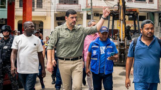 El alcalde de Guayaquil, Aquiles Alvarez, en un recorrido para supervisar obras en la isla Trinitaria y la calle de Noguchi, en diciembre de 2023.