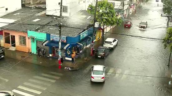 Vista panorámica de una calle en Sauces 6, norte de Guayaquil, tras las intensas lluvias del 19 de febrero de 2024.