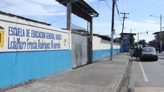 Imagen referencial. Exteriores de una institución educativa de Yaguachi, Guayas, en junio de 2023.