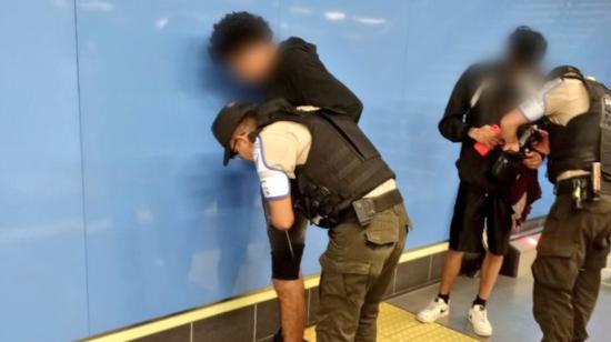 Policías realizan una requisa a dos personas en el Metro de Quito, el 19 de febrero de 2024.