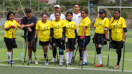 Jugadoras del Club Deportivo Paralímpico CienPiés posan el 16 de febrero de 2024, en la Mitad del Mundo, en Quito.