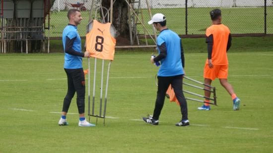 Adrián Gabbarini y Josep Alcácer, durante un entrenamiento de Liga de Quito, el 17 de enero de 2024. 