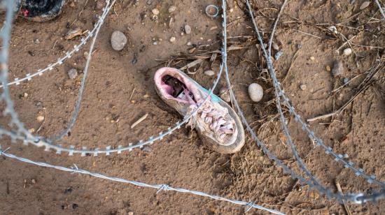 Imagen referencial de un zapato dejado por un migrante en su cruce hacia Estados Unidos, el 3 de febrero de 2024.