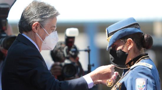 El presidente Guillermo Lasso entrega una condecoración a Tannya Varela, en la ceremonia de ratificación de mando Policial, el 15 de julio de 2021.