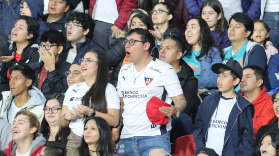 Hinchas de Liga durante la Noche Blanca, en el estadio Rodrigo Paz Delgado, el 17 de febrero de 2024.