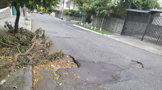 Un bache en una calle del norte de Quito, el 19 de febrero de 2024.