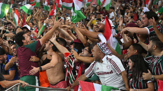 El entrenador de Fluminense se abraza con los hinchas en el estadio Maracaná, el 4 de noviembre de 2024.