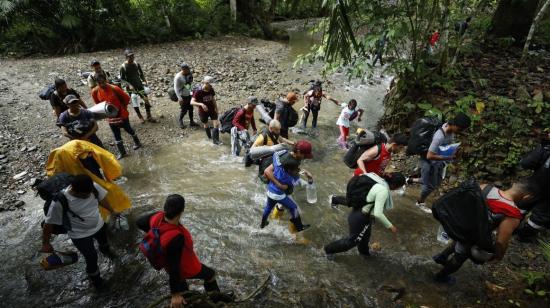 Migrantes atraviesan la selva del Darién, frontera entre Colombia y Panamá.
