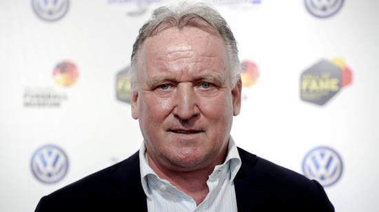 El exfutbolista alemán Andreas Brehme llega a la gala inaugural del 'Salón de la Fama' del fútbol alemán en Dortmund, el 1 de abril de 2019.