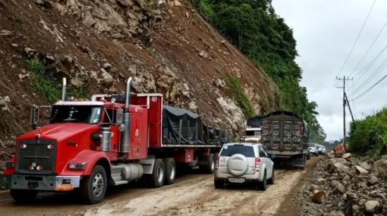 Vehículos circulan por la vía Alóag - Santo Domingo, el martes 20 de febrero de 2024.