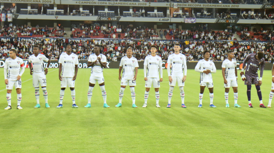 Los jugadores de Liga se forman en la cancha antes de jugar la Noche Blanca, el 17 de febrero de 2024.