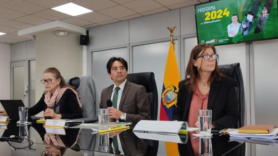 Daniel Falconí, viceministro de Finanzas, en una rueda de prensa el 21 de febrero de 2024.