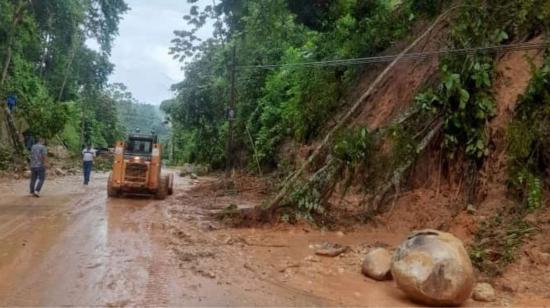 Limpieza de la vía Cuenca-Girón-Pasaje, afectada por un deslizamiento de tierra el 21 de febrero de 2024.