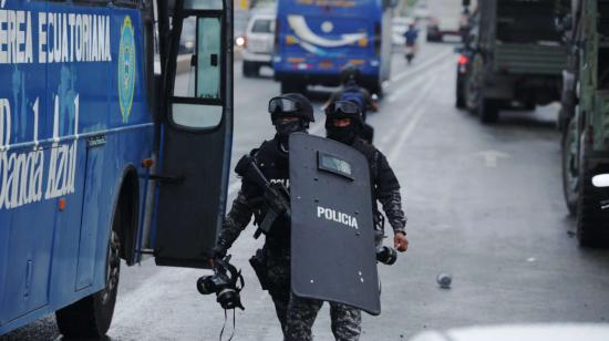 Policías en los exteriores de la Penitenciaría del Litoral, en Guayaquil, el 7 de enero de 2024. 