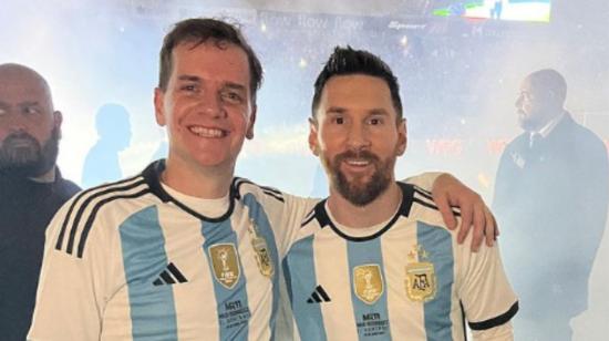 El actor argentino Jero Freixas y Lionel Messi en el partido de despedida de Maxi Rodríguez, el 26 de junio de 2023.