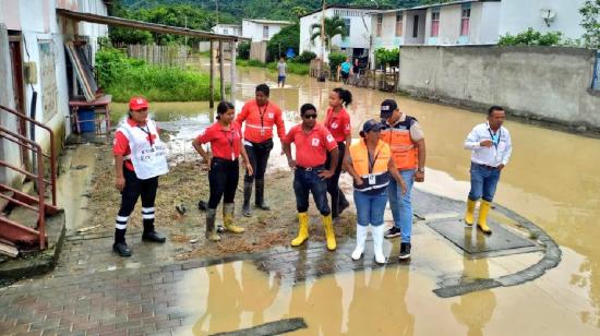 Brigadistas constatan efectos de inundación en Atacames el 19 de febrero de 2024.