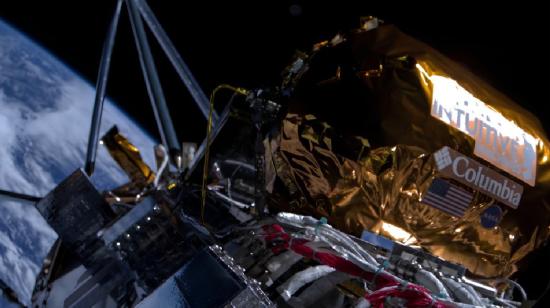 Fotografía difundida por Intuitive Machines donde se aprecia una vista de la Tierra y uno de los tanques de presión de combustible de Odiseo, a bordo de la misión IM-1.