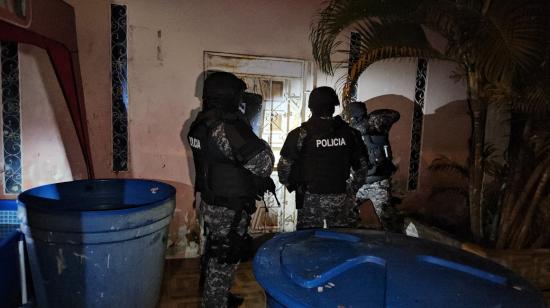 Momentos en que los policías allanan una vivienda en Durán, Guayas, el 22 de febrero de 2024.