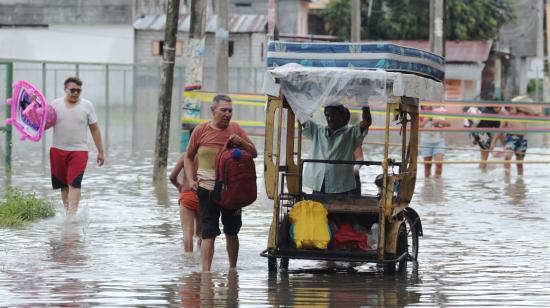 Las fuertes y continuas lluvias han dejado varios sectores anegados y familias damnificadas en el cantón Santa Lucía, en Guayas, el 20 de febrero de 2024.