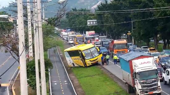 Un bus accidentado en la vía a la Costa, el 22 de febrero de 2024.